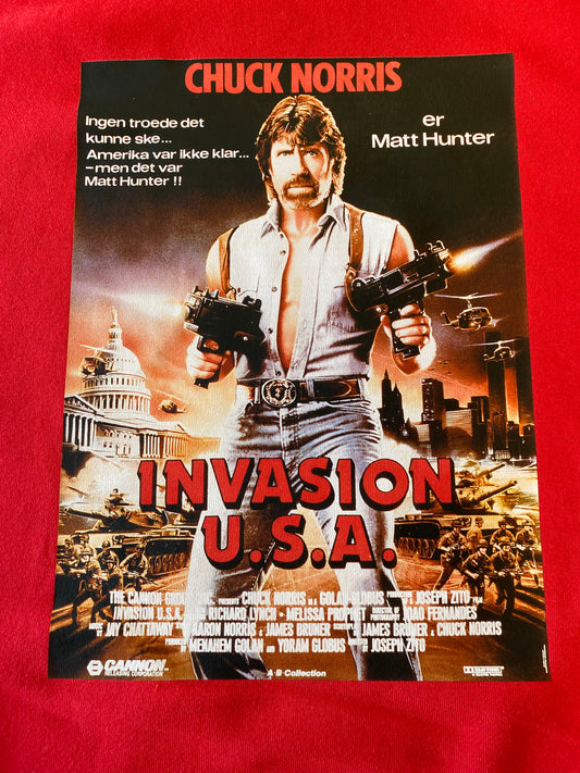Rød crewneck sweatshirt med dansk Chuck Norris – USA Invasion filmplakat. Str. 2XL