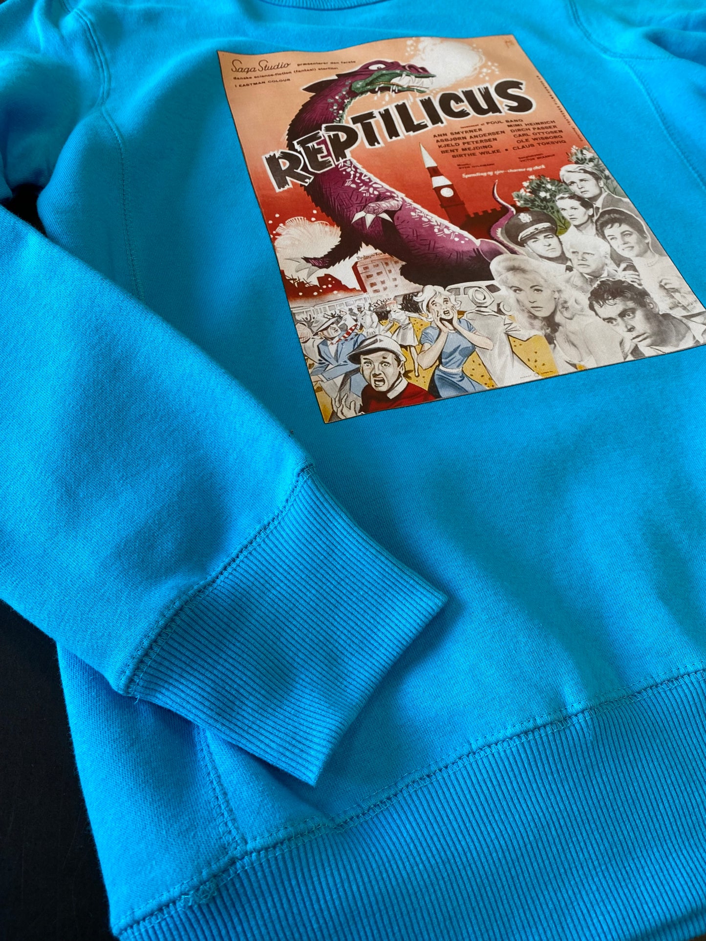 Blå crewneck sweatshirt med Reptilicus filmplakat Str. Small.