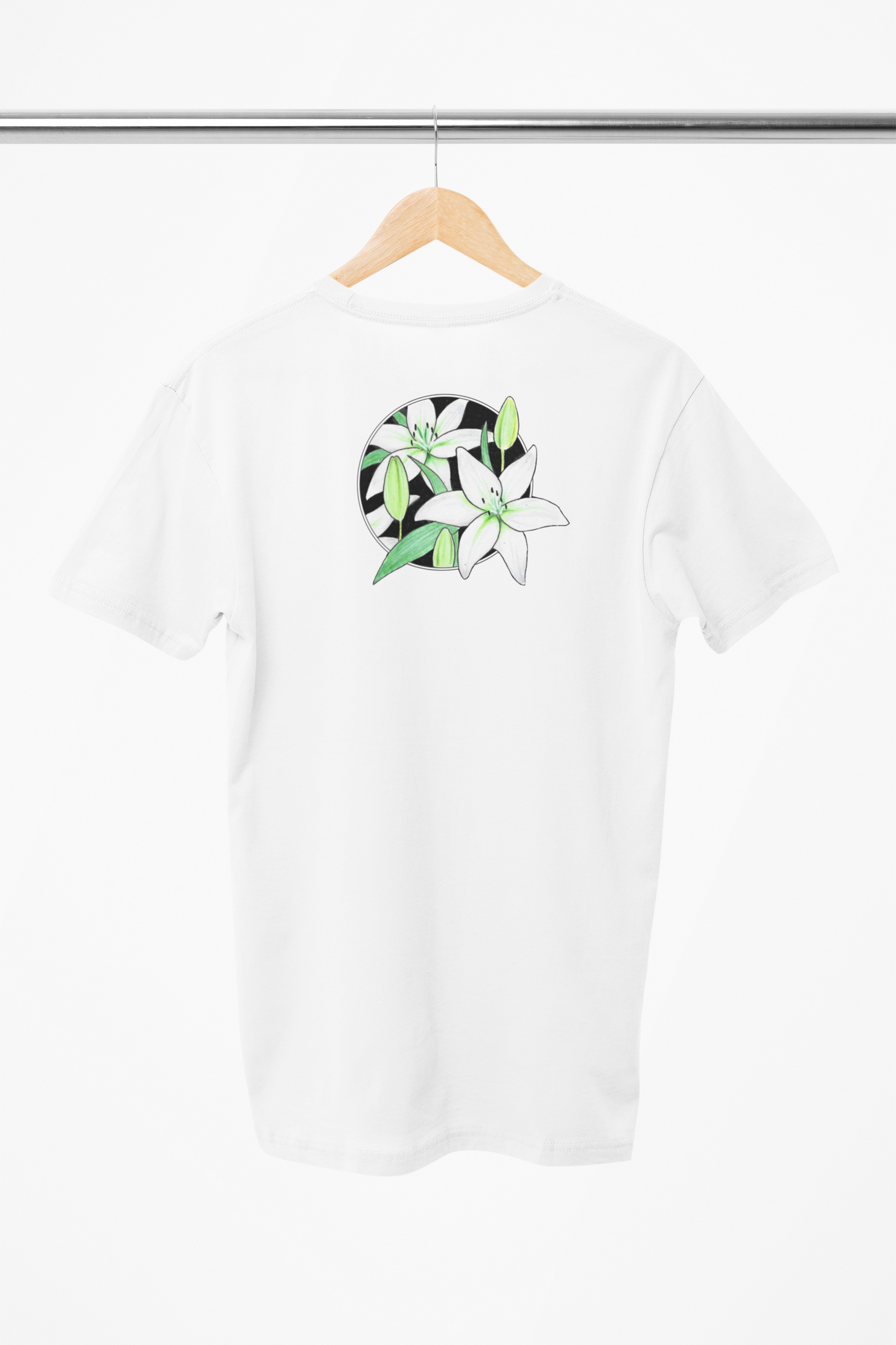 lilje på hvid t-shirt