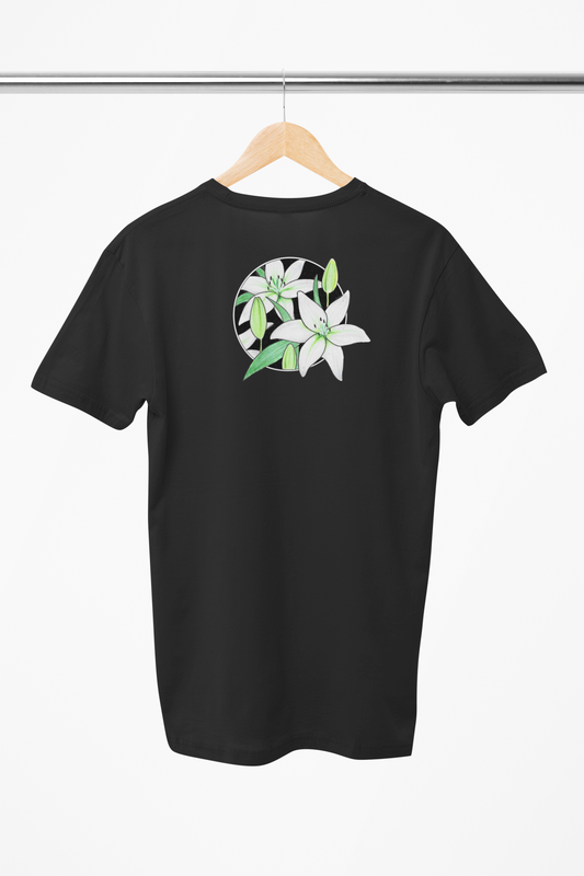 lilje på sort t-shirt
