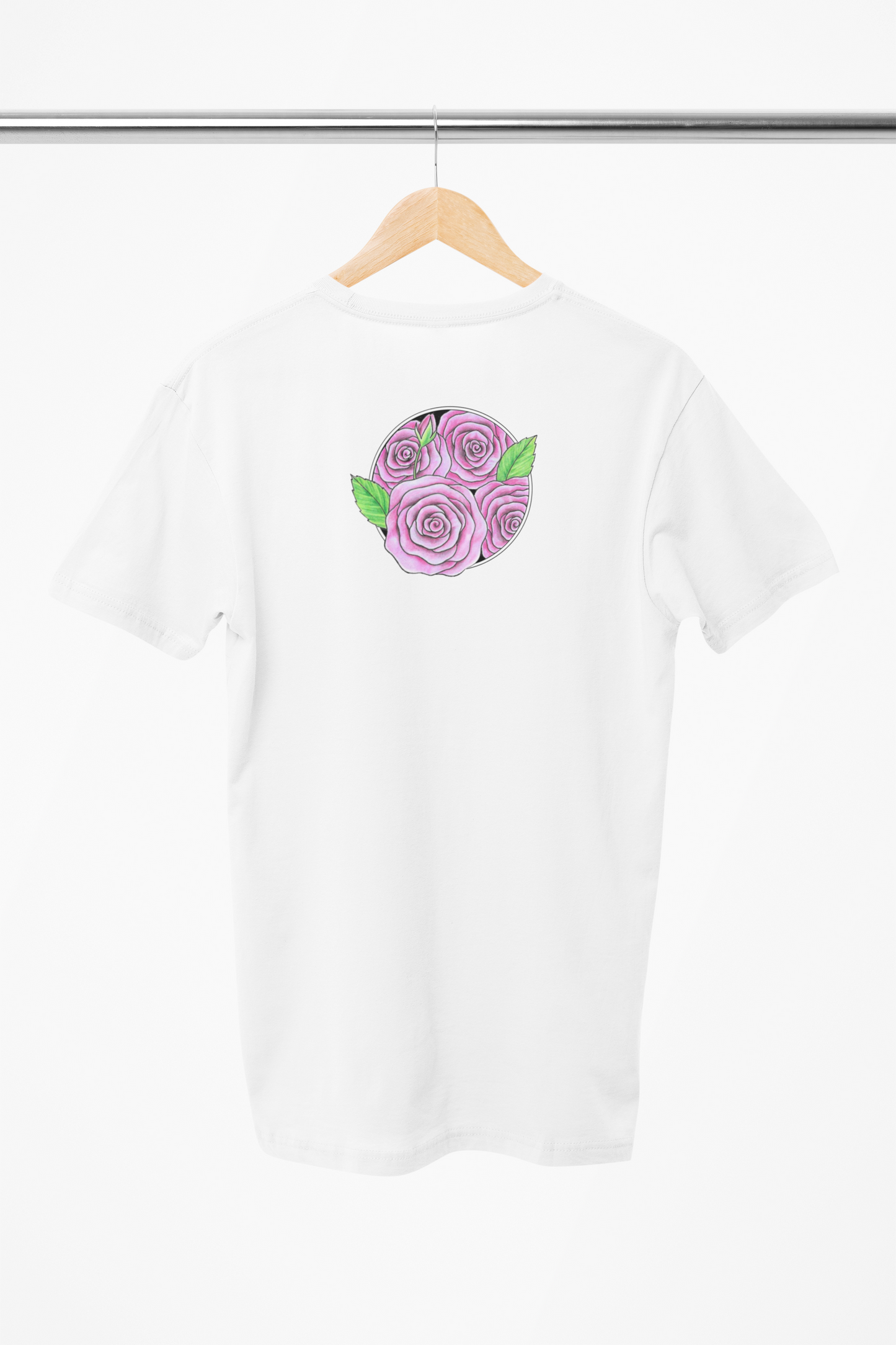 rose på hvid t-shirt