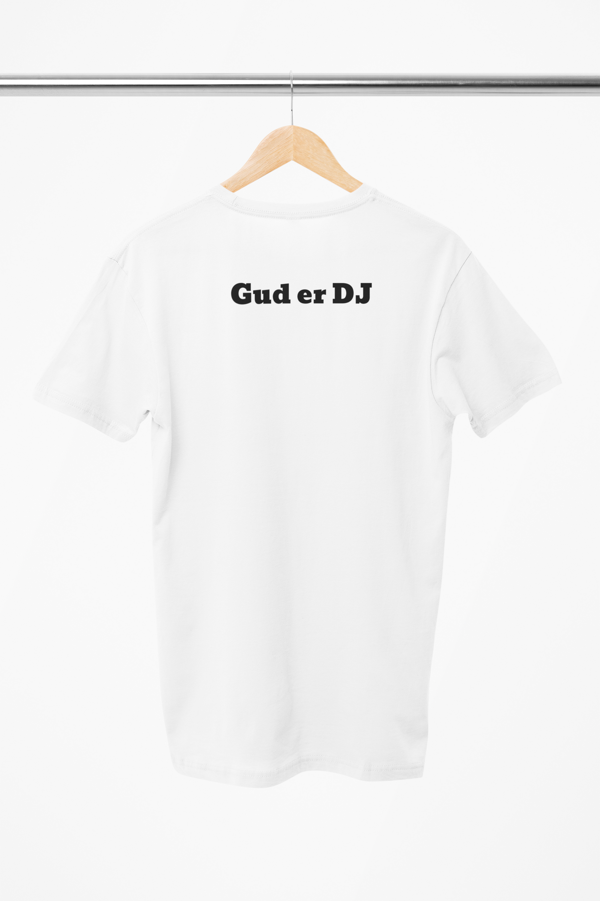 Gud er DJ hvid t-shirt