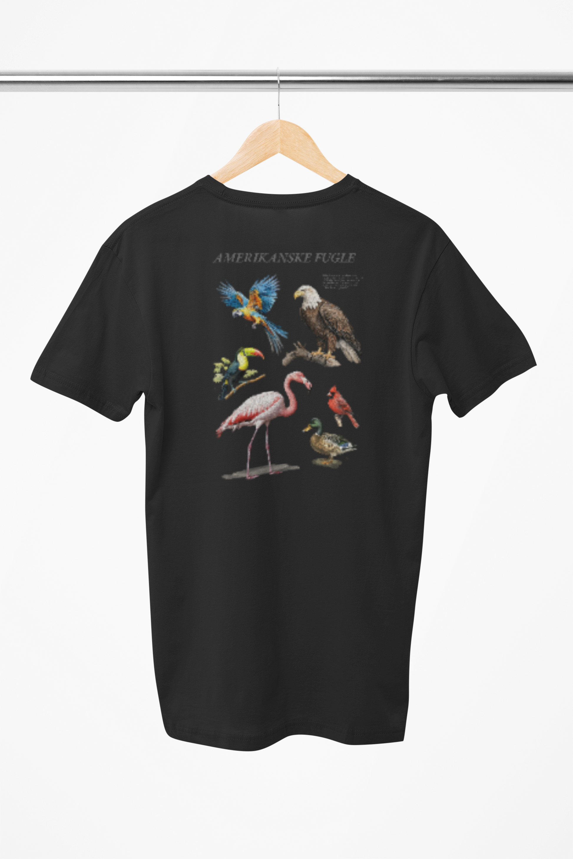 Forskellige fugle på sort t-shirt