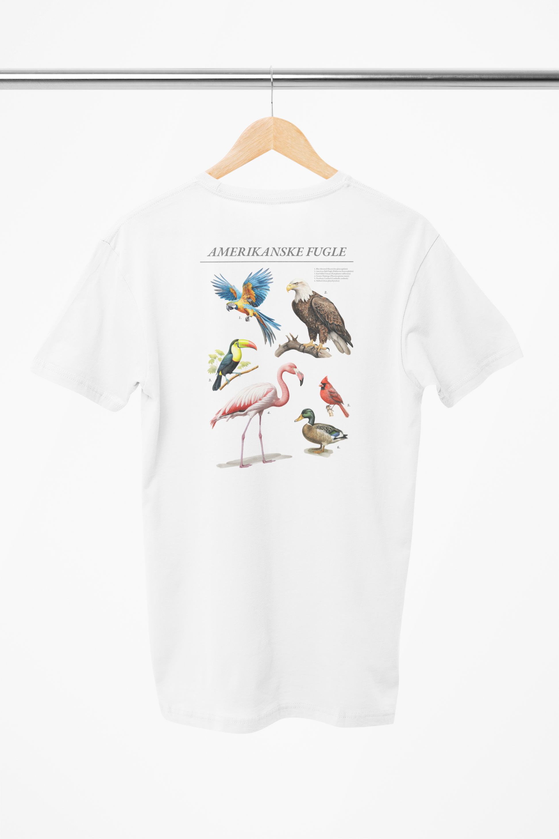 Forskellige fugle på hvid t-shirt