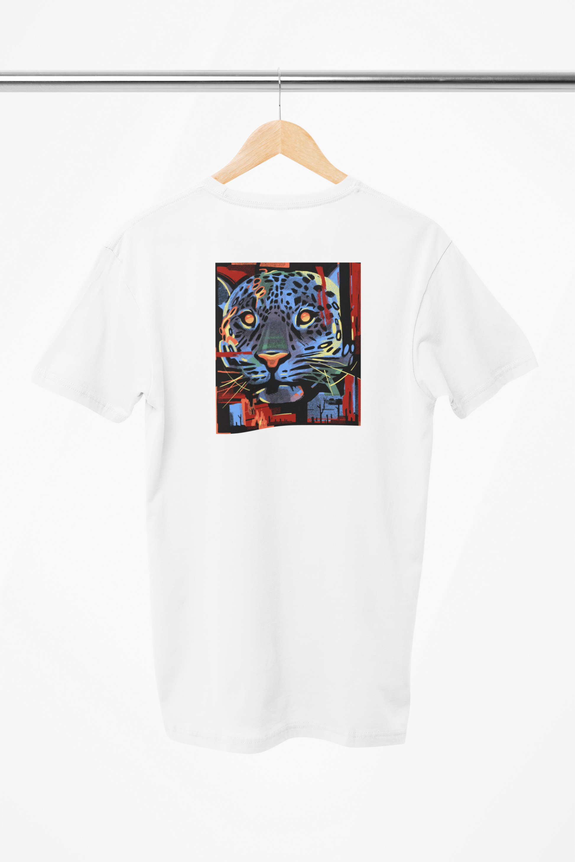 Leopard på hvid t-shirt