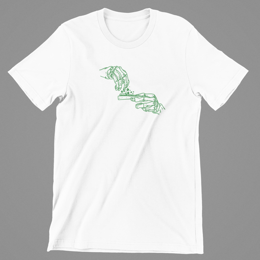 T-shirt med en skelethånd, der ruller en joint
