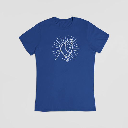 blå T-shirt med bedende hænder, rosenkrans og kors.