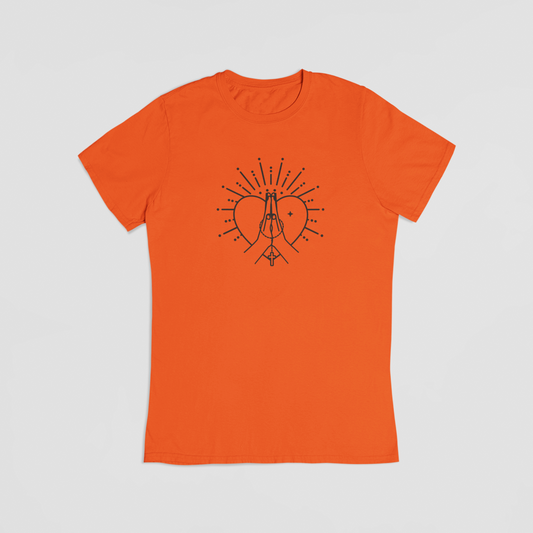 orange T-shirt med hjerte, bedende hænder og kors