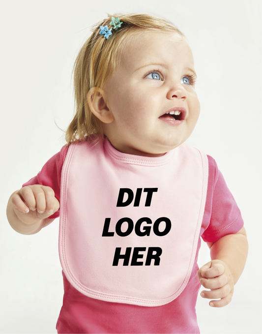 Idéer til dåbsgaver – personlige gaver med design selv babytøj