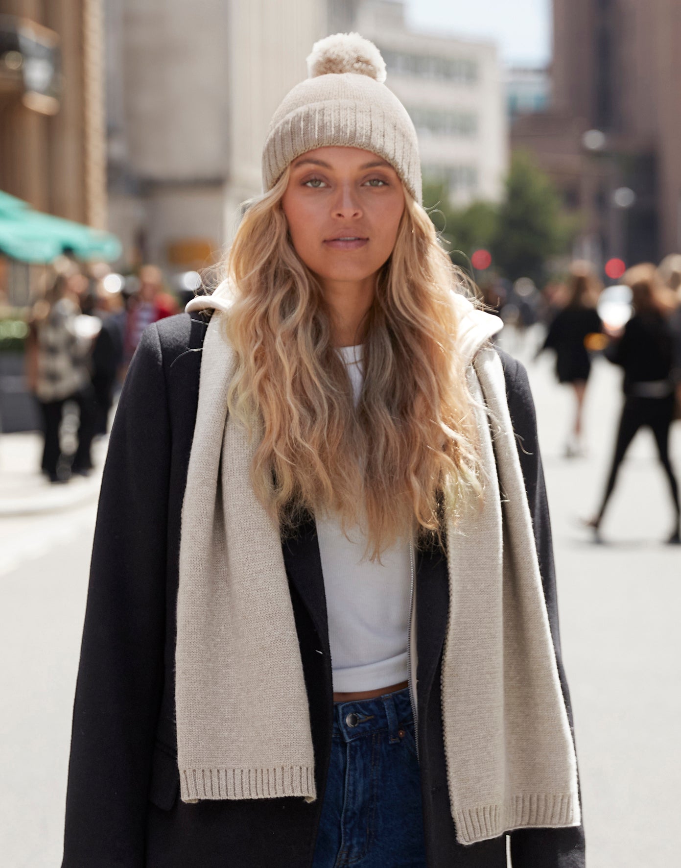 Matchende strikket tørklæde og hue sæt