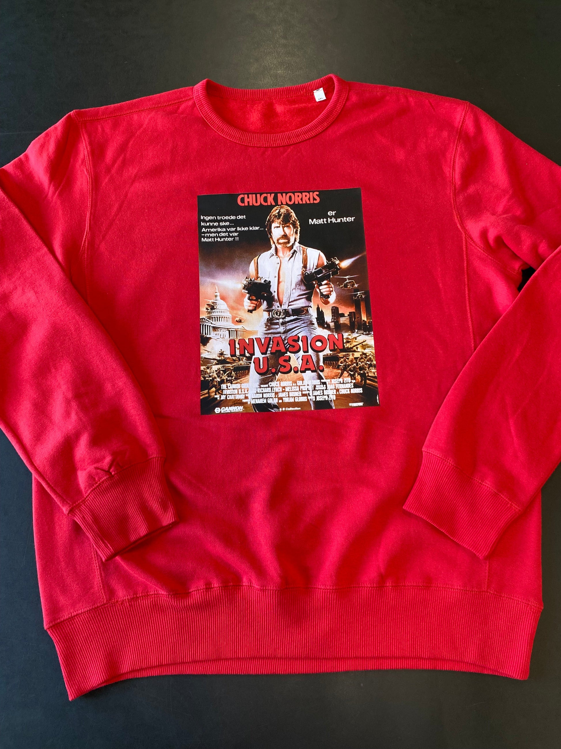 Rød crewneck sweatshirt med dansk Chuck Norris – USA Invasion filmplakat