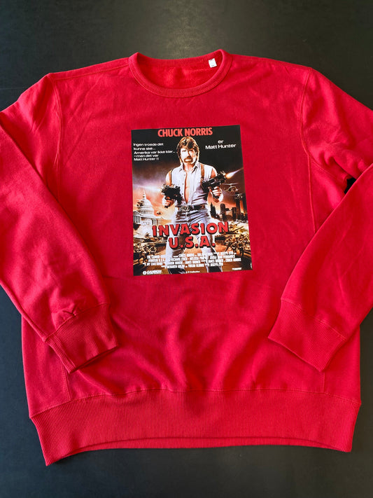Rød crewneck sweatshirt med dansk Chuck Norris – USA Invasion filmplakat