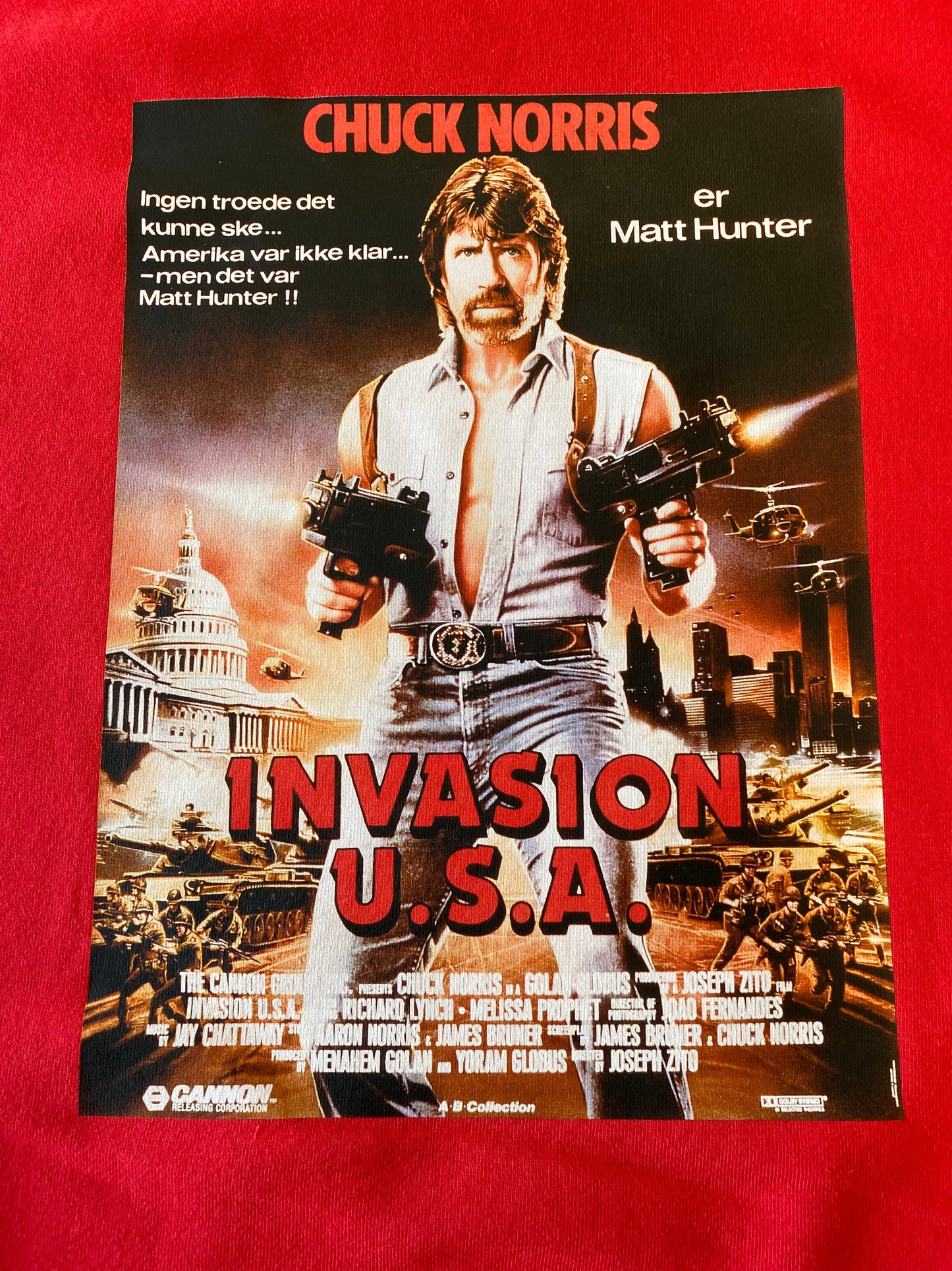Rød crewneck sweatshirt med dansk Chuck Norris – USA Invasion filmplakat. Str. 2XL
