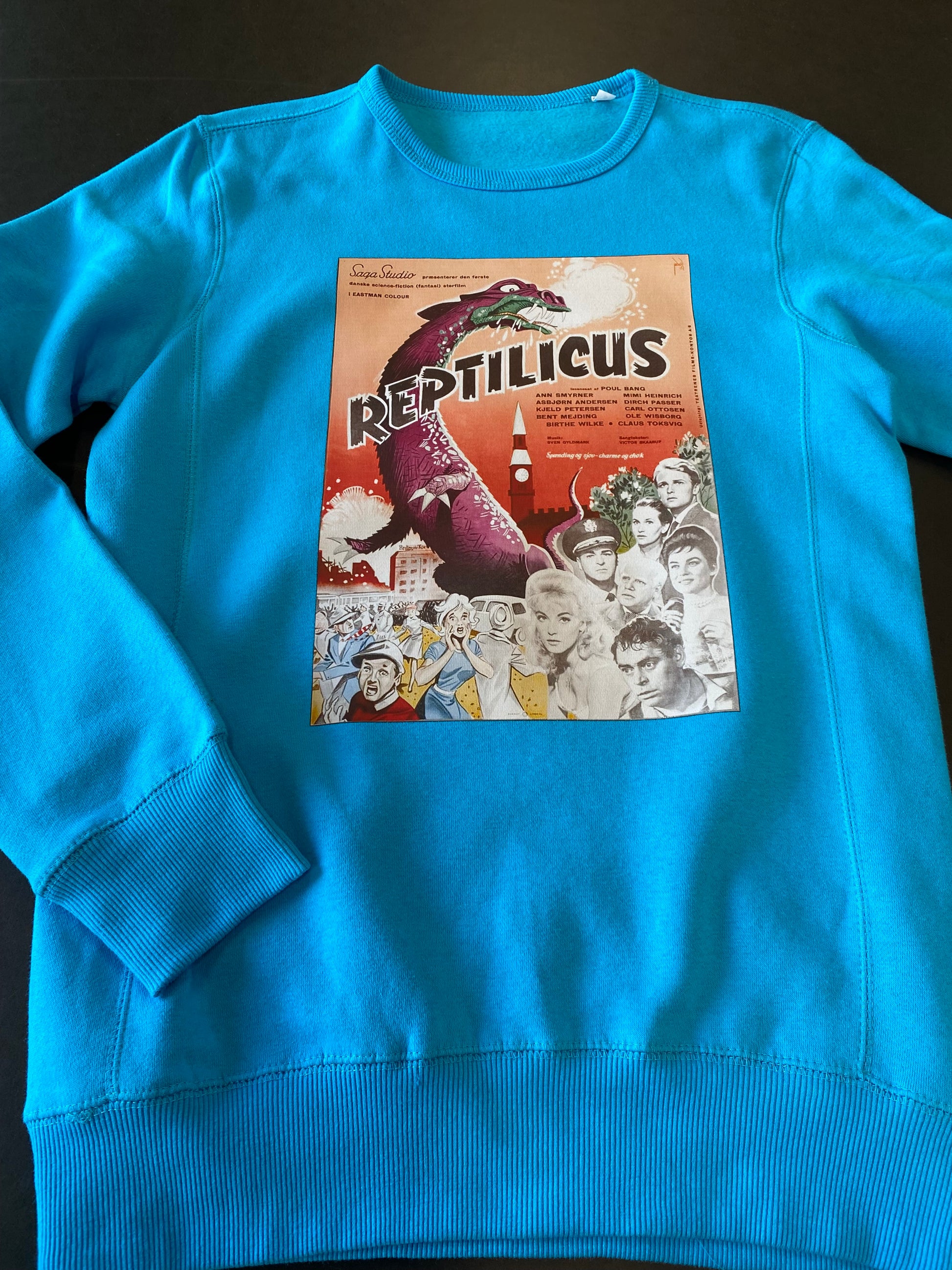 sweatshirt med Reptilicus filmplakat