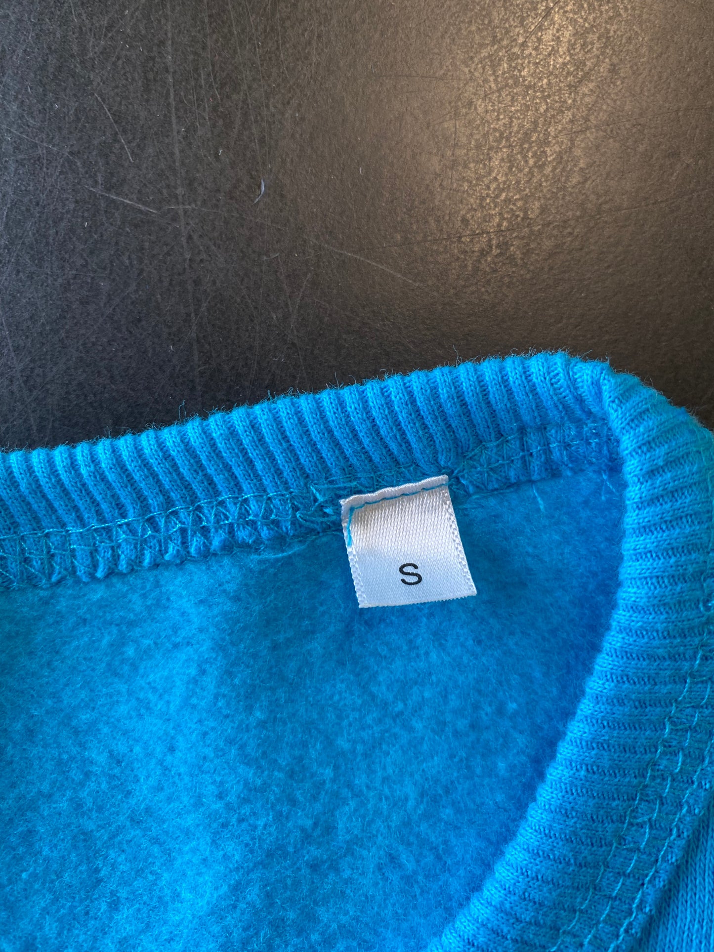 Blå crewneck sweatshirt med Reptilicus filmplakat Str. Small.