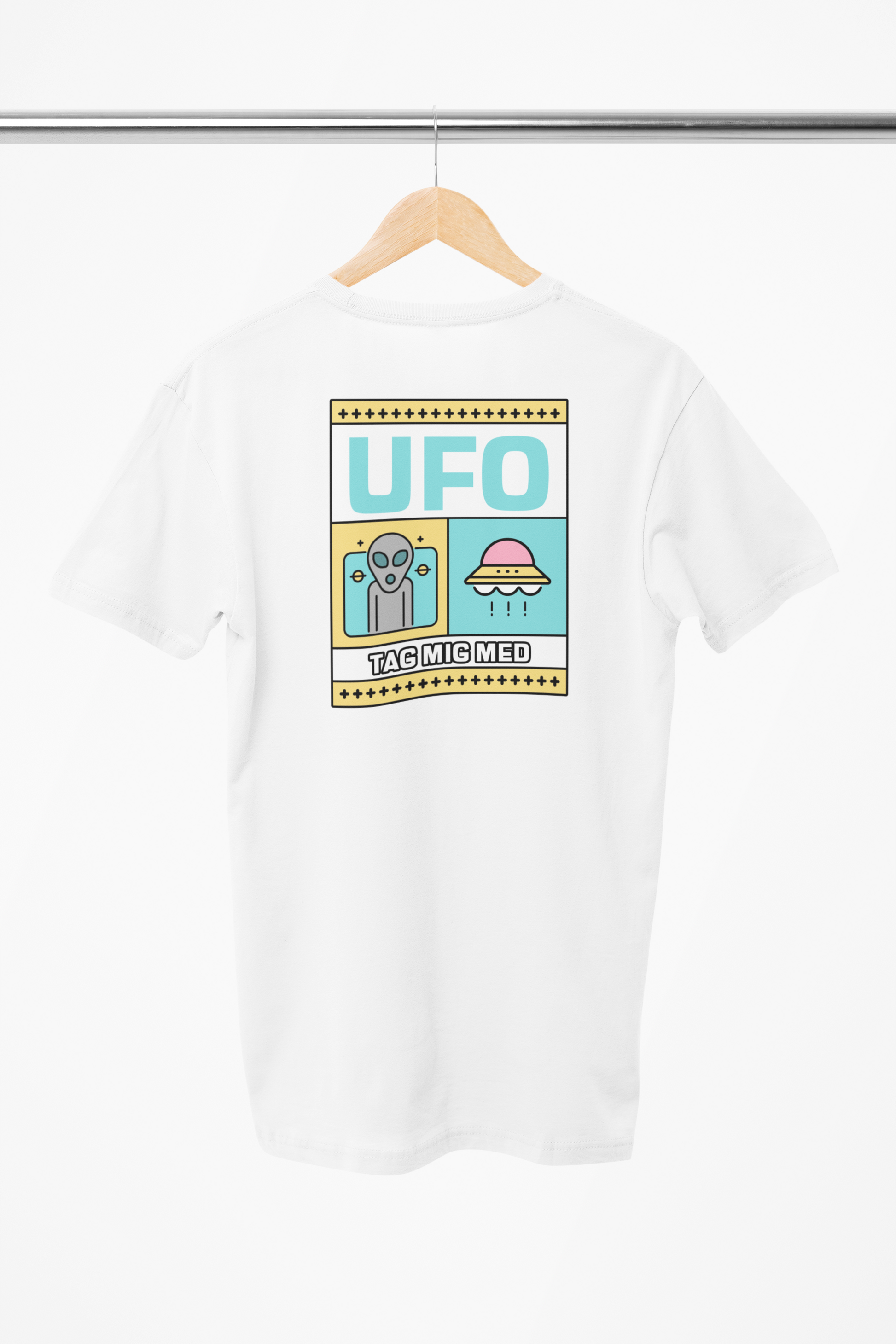 UFO og Alien på hvid t-shirt