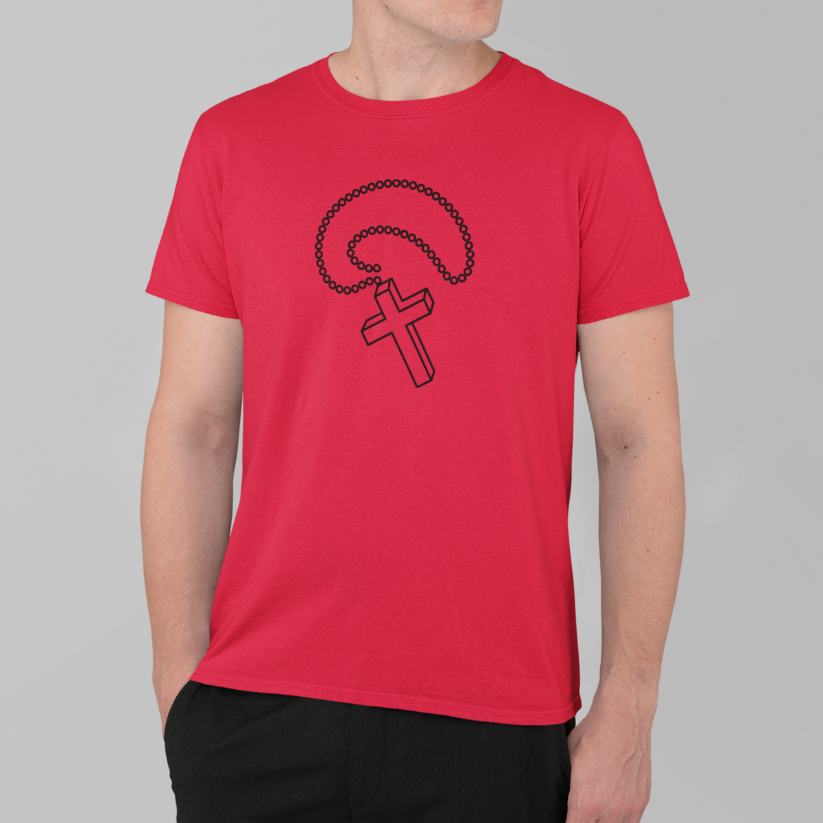 T-shirt med kors og kæde