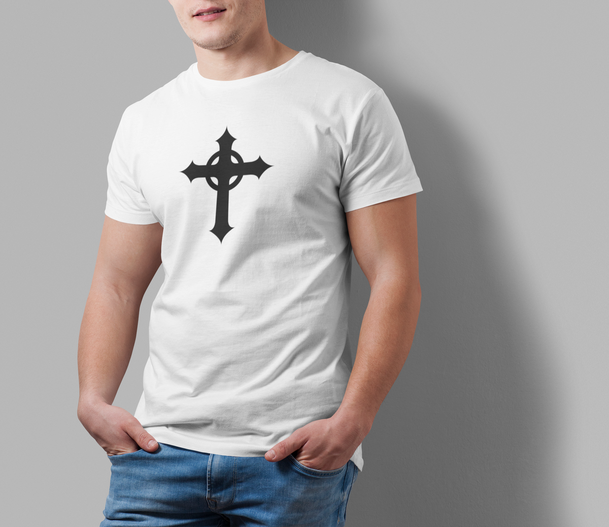 T-shirt med gotisk kors - Coolshirts.dk
