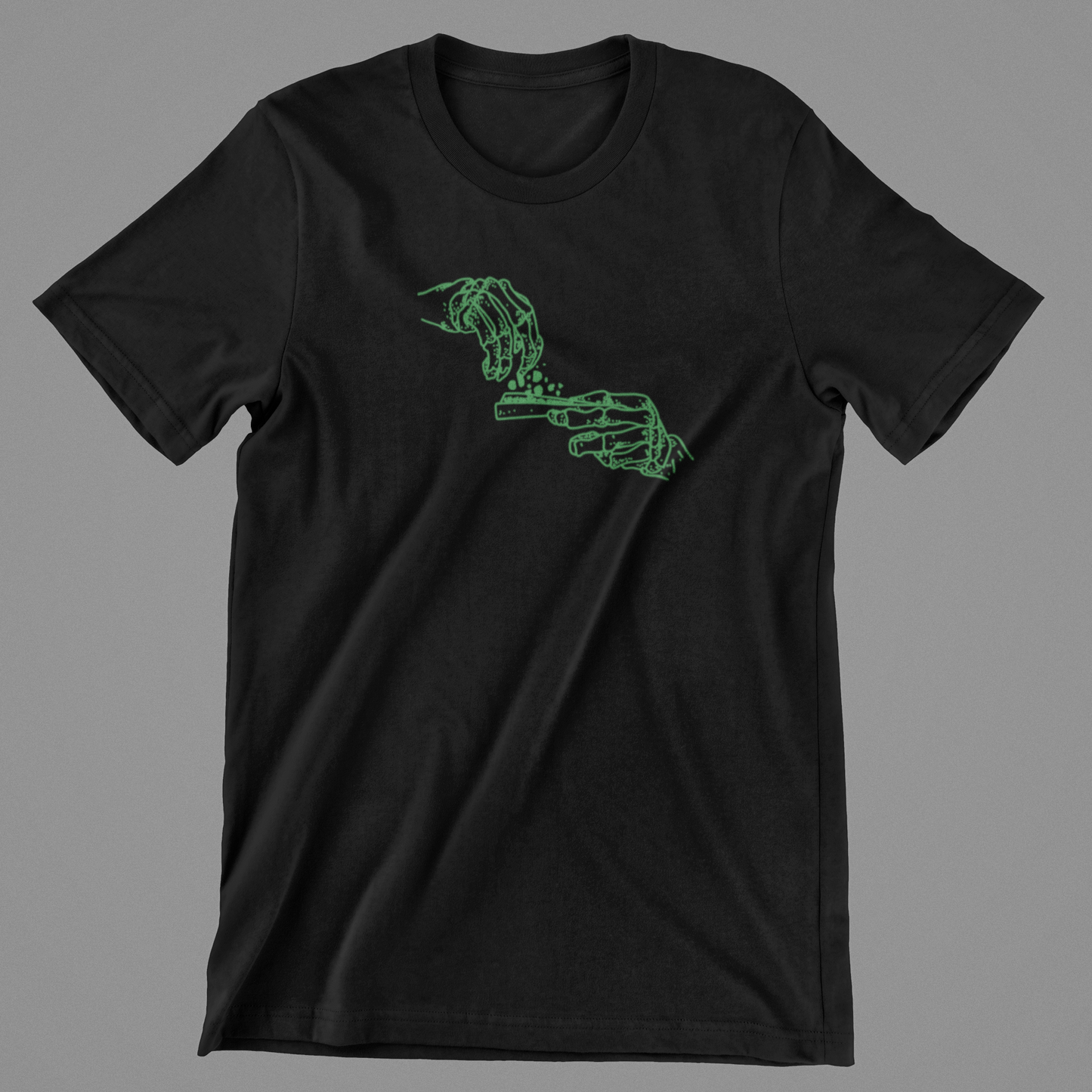 Sort T-shirt med en skelethånd, der ruller en joint