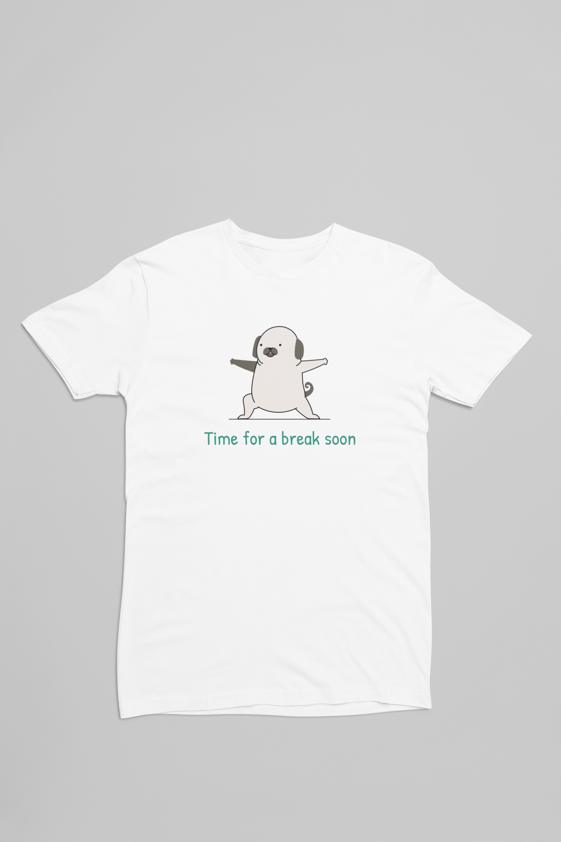 En hvid t-shirt med en hund der laver yoga pose