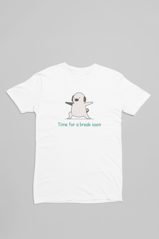 En hvid t-shirt med en hund der laver yoga pose