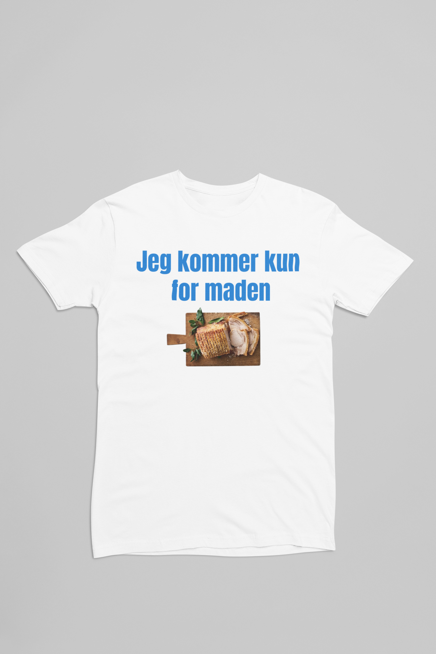Hvid t-shirt med citatet Jeg kommer kun for maden