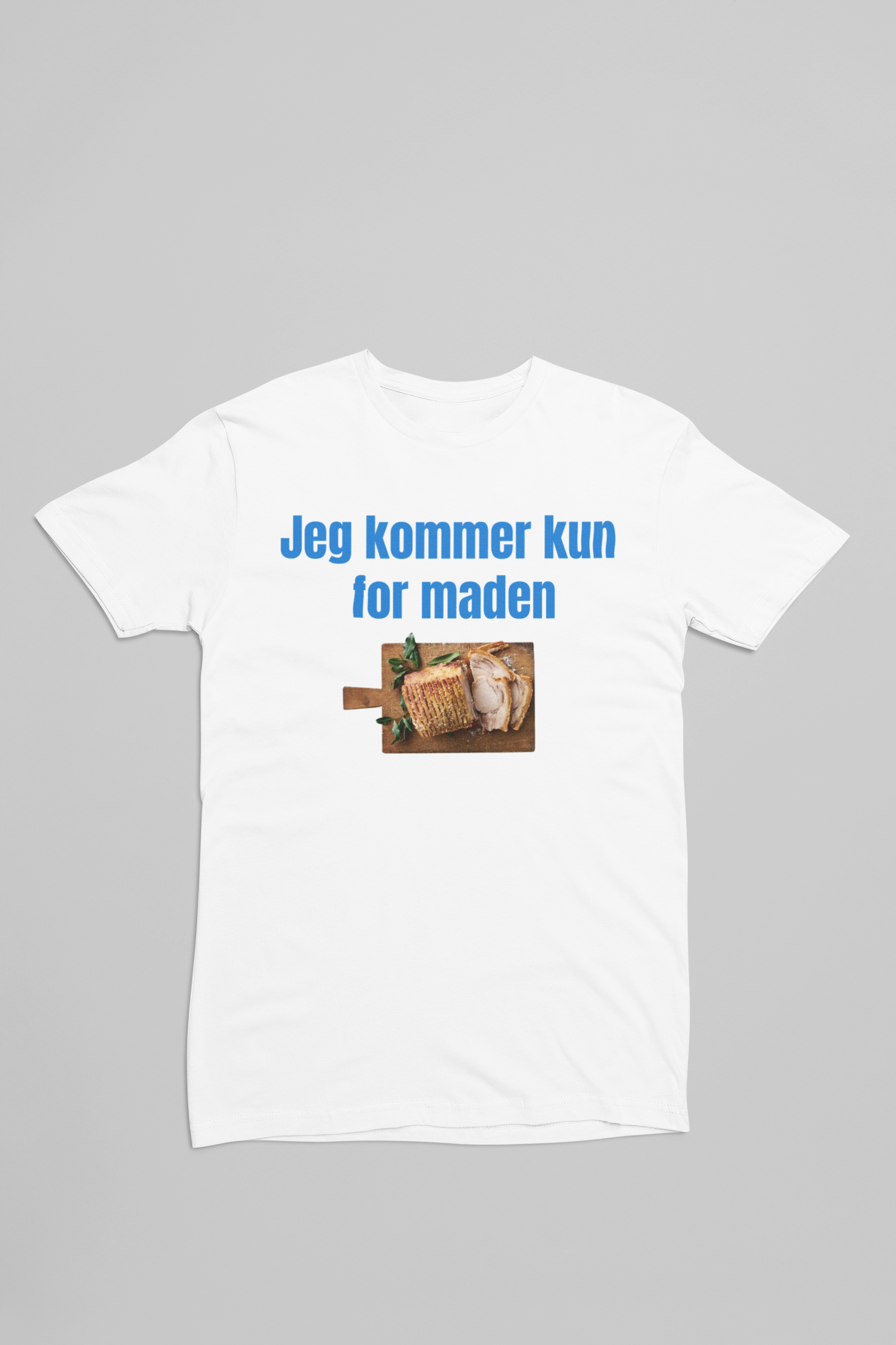 Hvid t-shirt med citatet Jeg kommer kun for maden