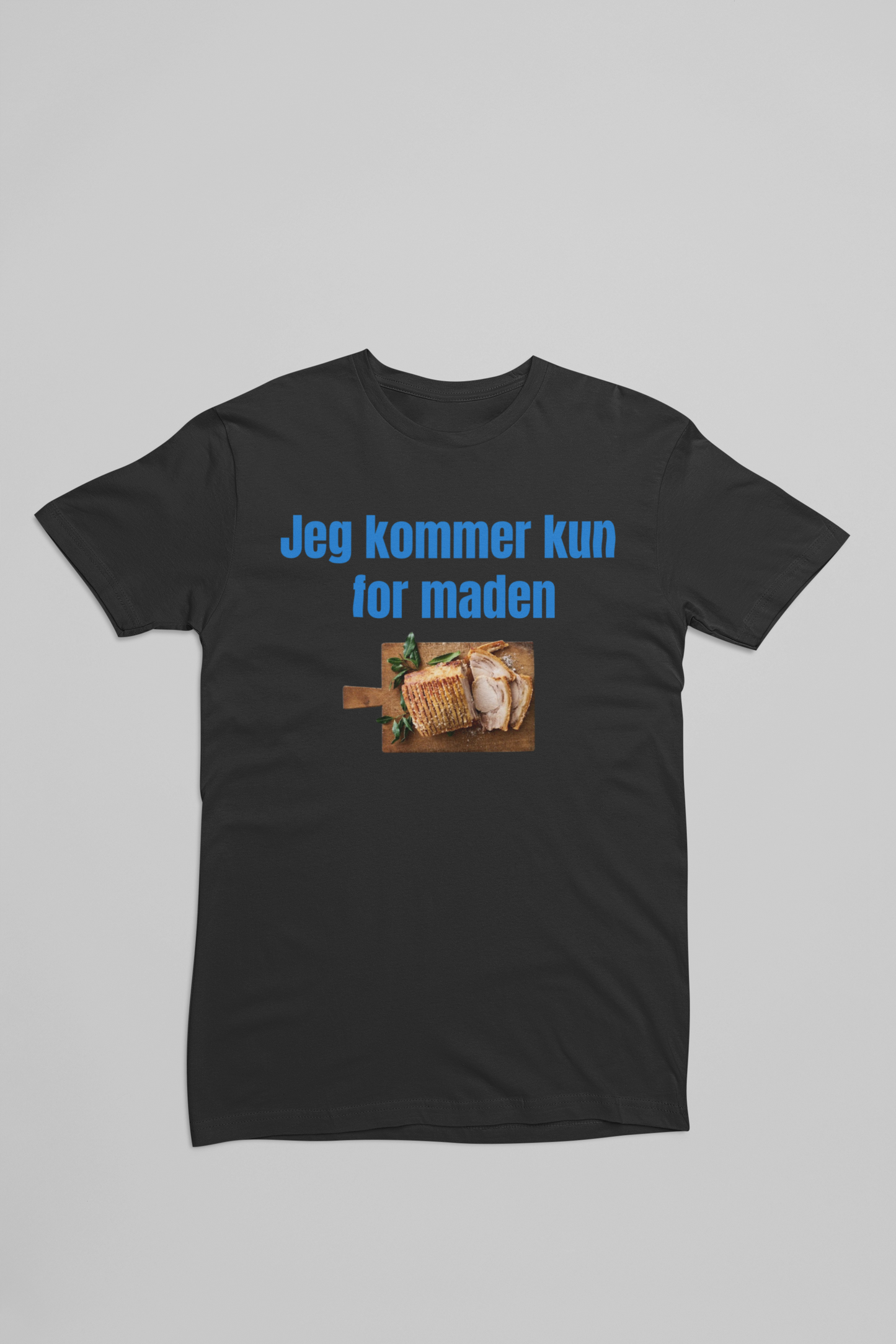 sort t-shirt med citatet Jeg kommer kun for maden