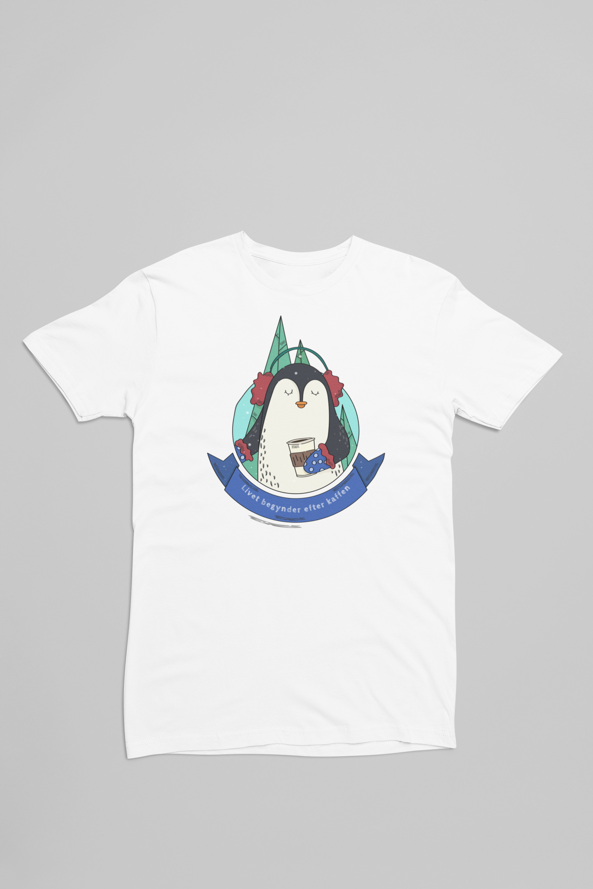 Hvid t-shirt med et pingvin motiv med citatet Livet begynder efter kaffen