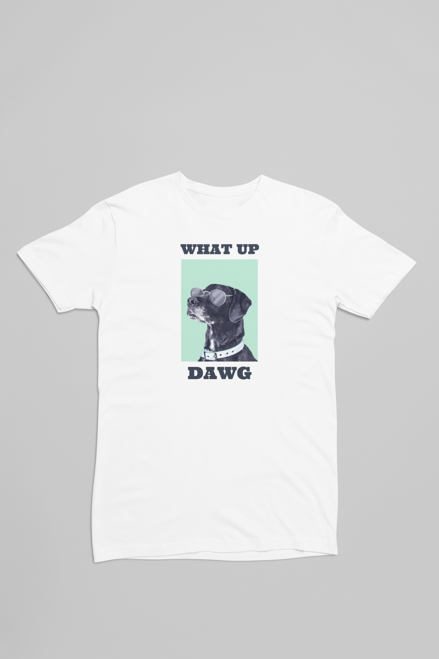 hvid t-shirt med Sjov hund med solbriller