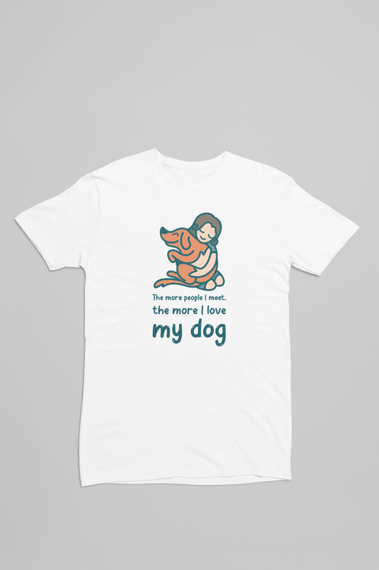 hvid t-shirt med en pige der kammer sin hund