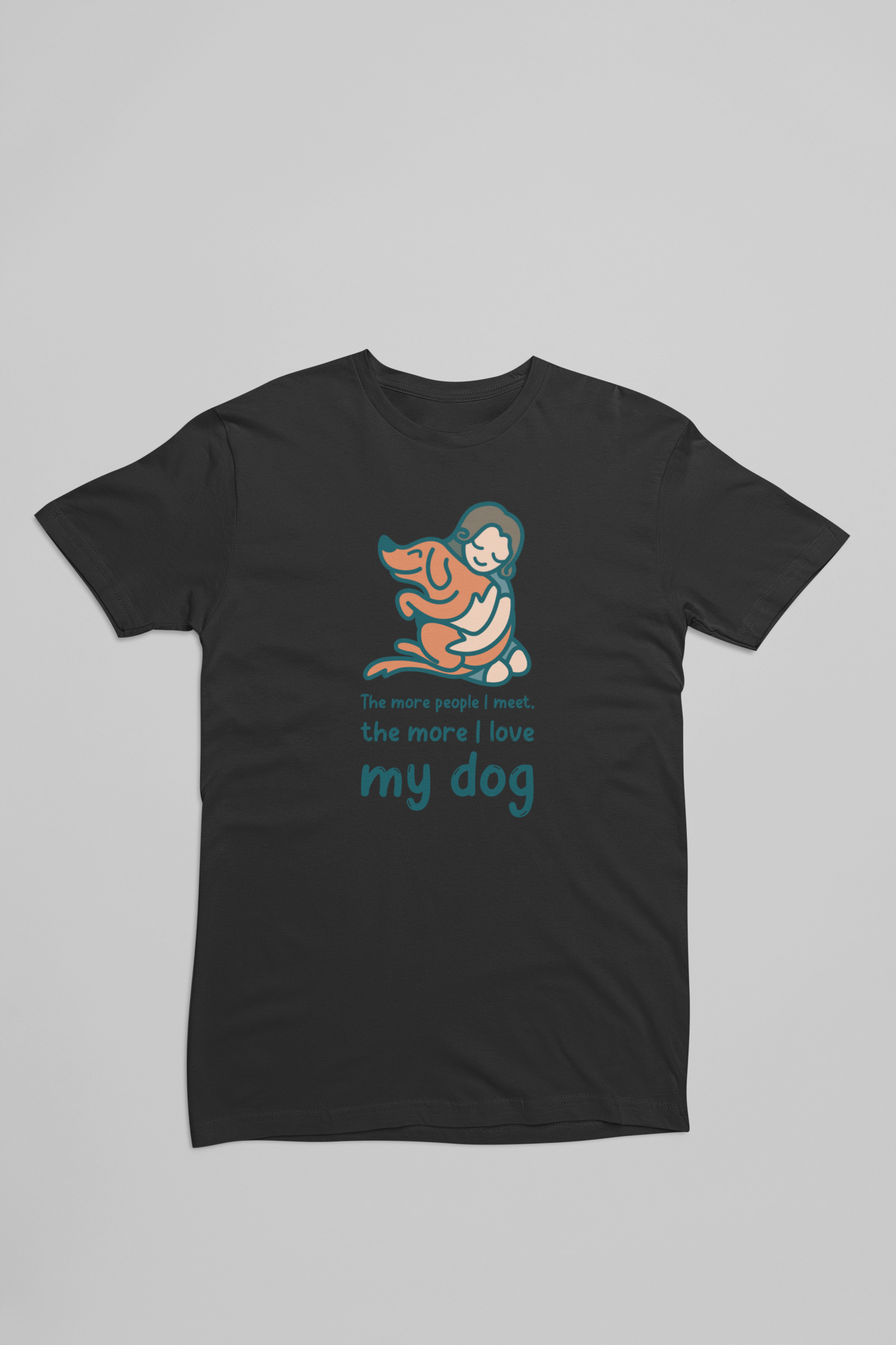 sort t-shirt med en pige der kammer sin hund