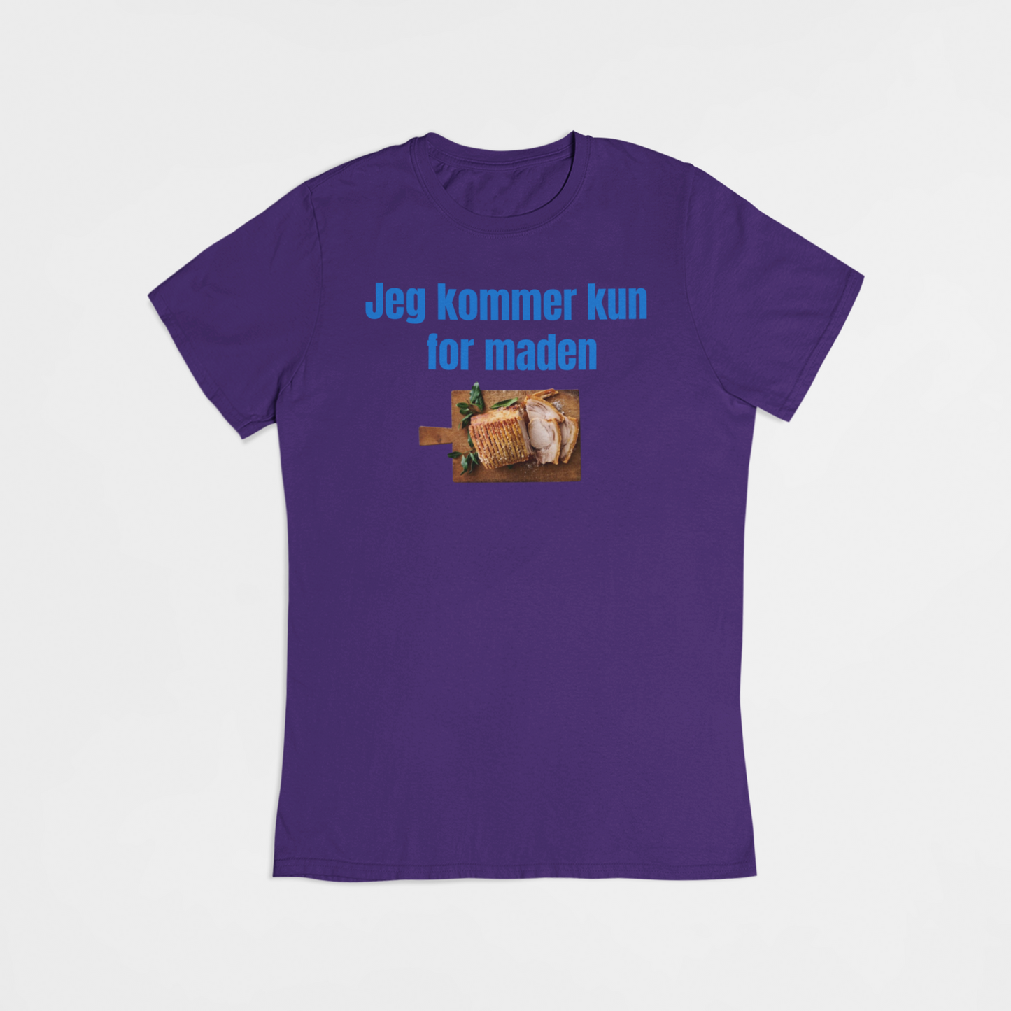 Jeg kommer kun for Flæskesteg - T-shirt - Coolshirts.dk