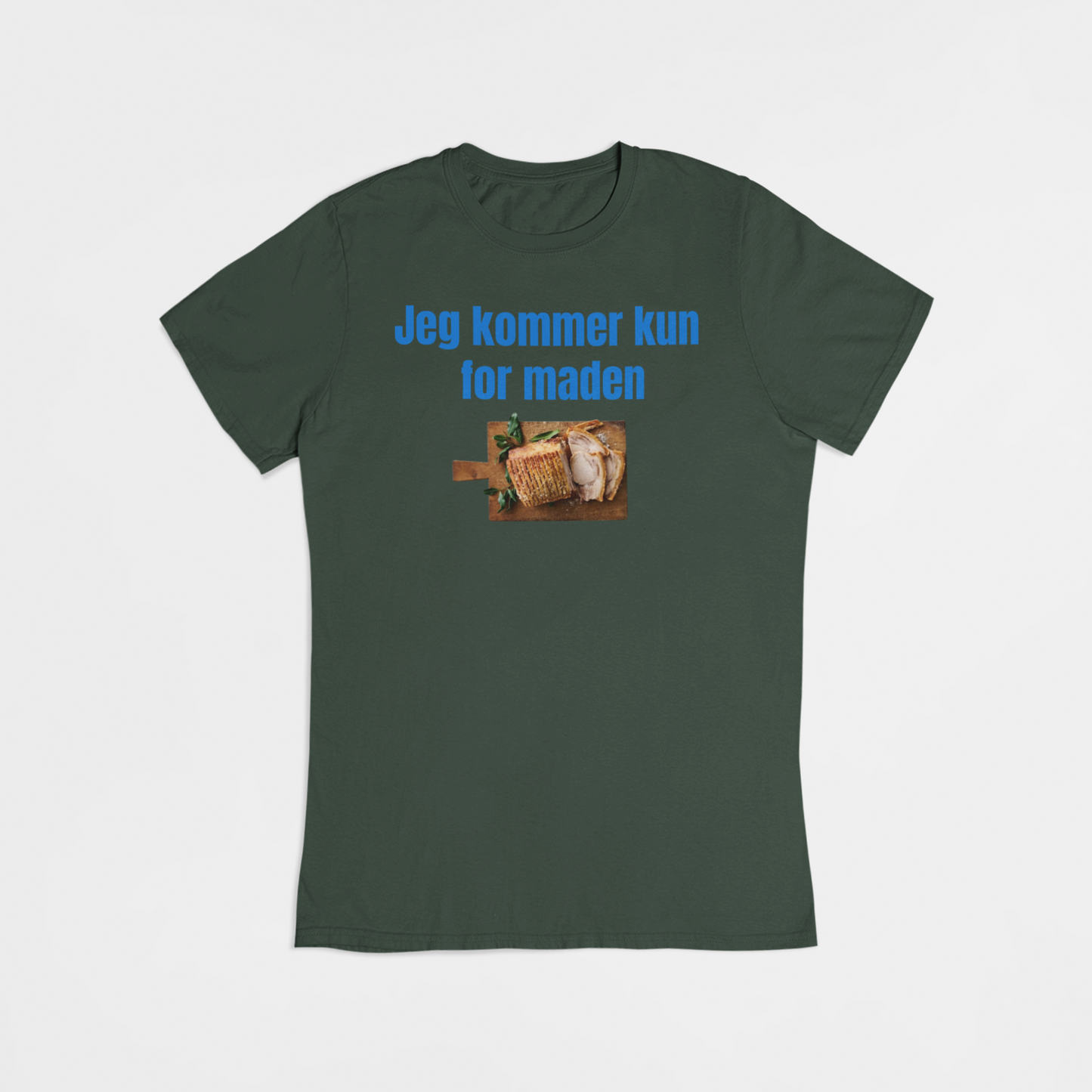 Jeg kommer kun for Flæskesteg - T-shirt - Coolshirts.dk