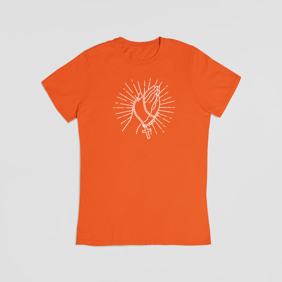 T-shirt med bedende hænder, rosenkrans og kors.
