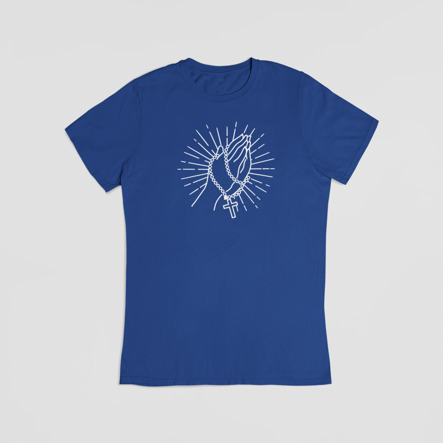 blå T-shirt med bedende hænder, rosenkrans og kors.
