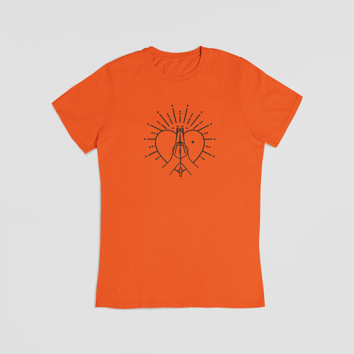 orange T-shirt med hjerte, bedende hænder og kors