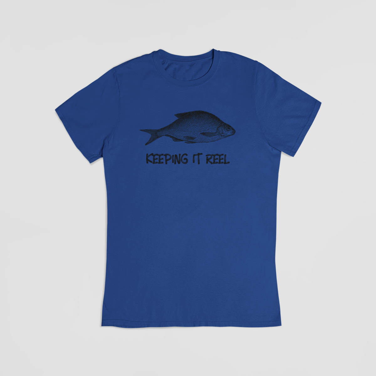 blå t-shirt med fisk